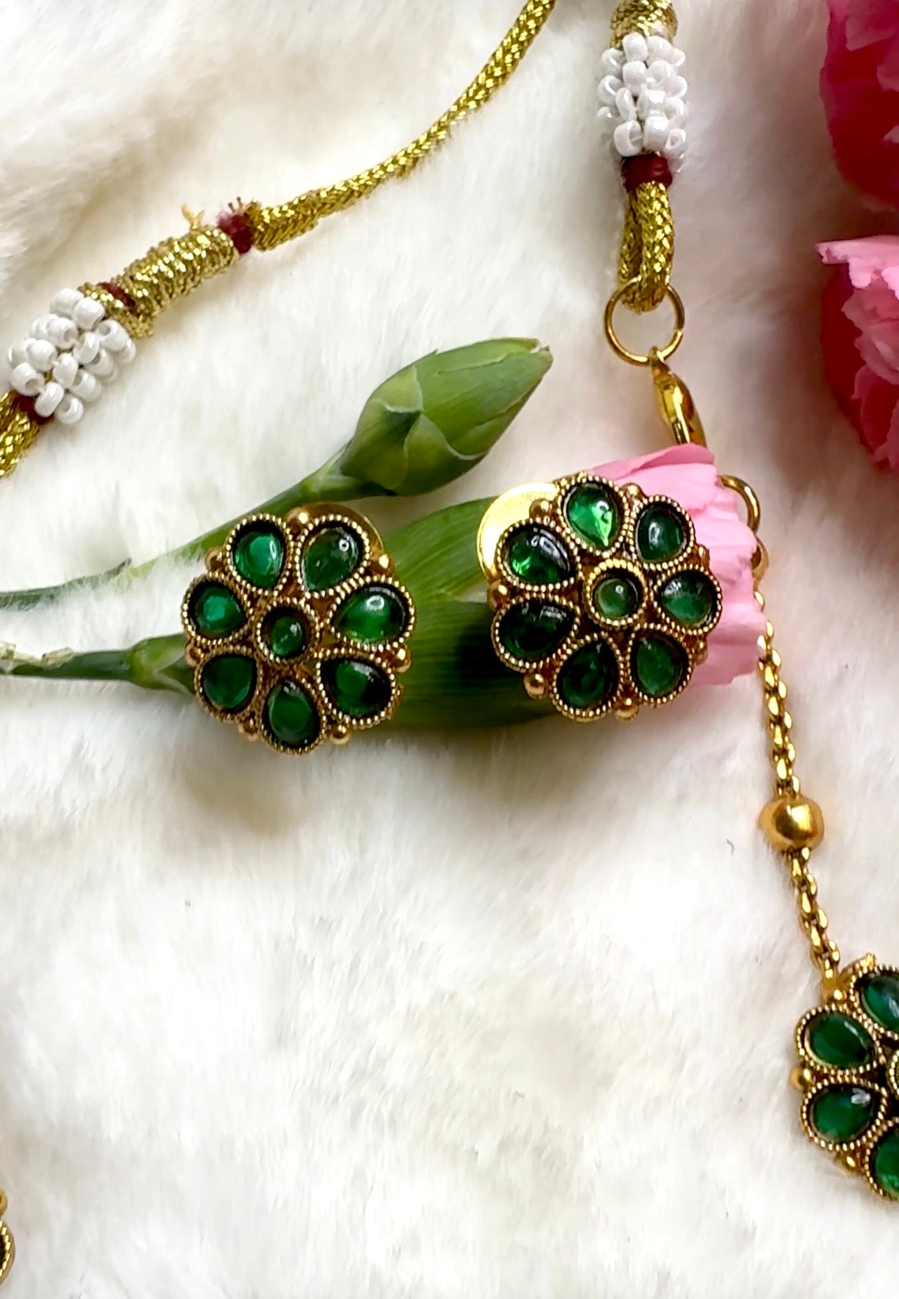 Tanvi Floral Short Neckpiece With Earrings -ANP10808