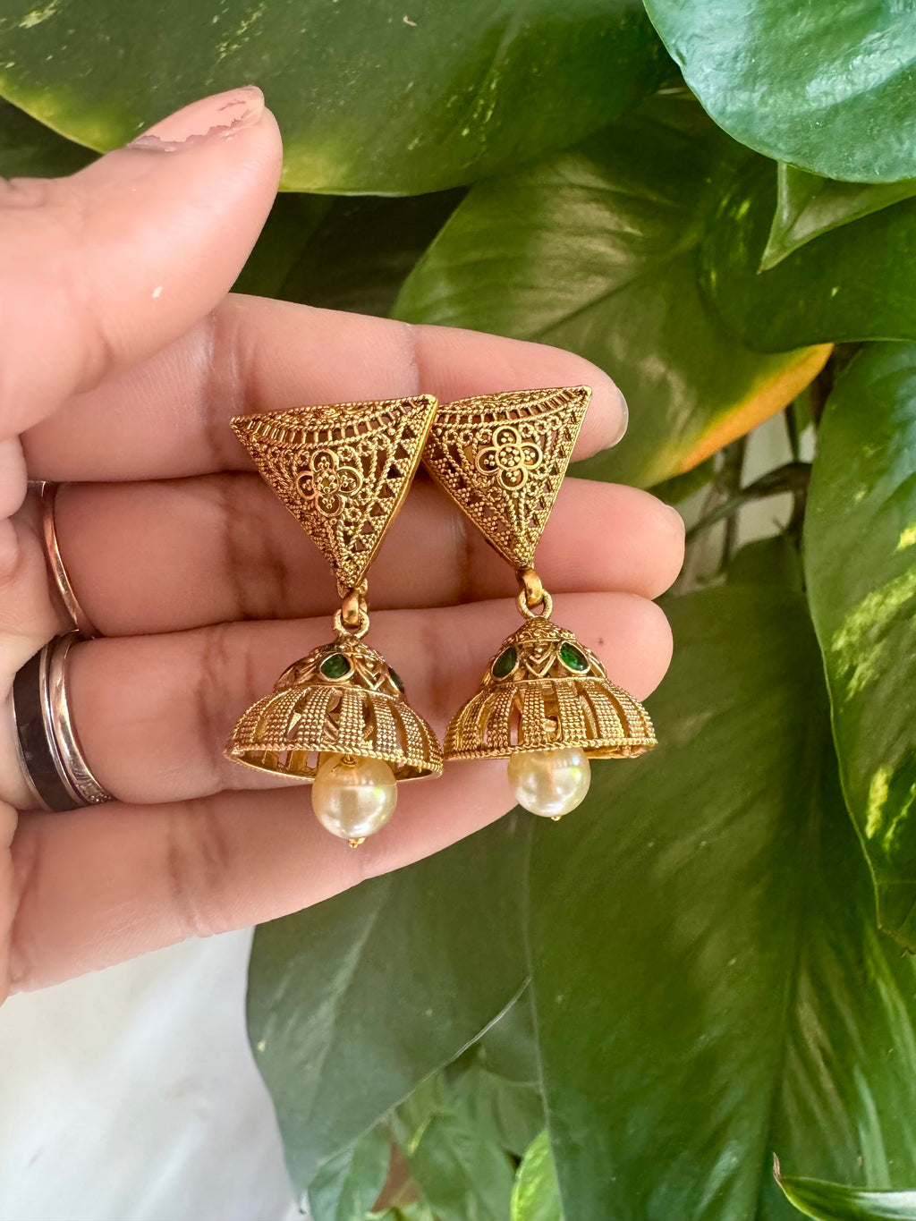 Priyanka Circle-Triangle Neckpiece With Earrings (Green)- ANP10818