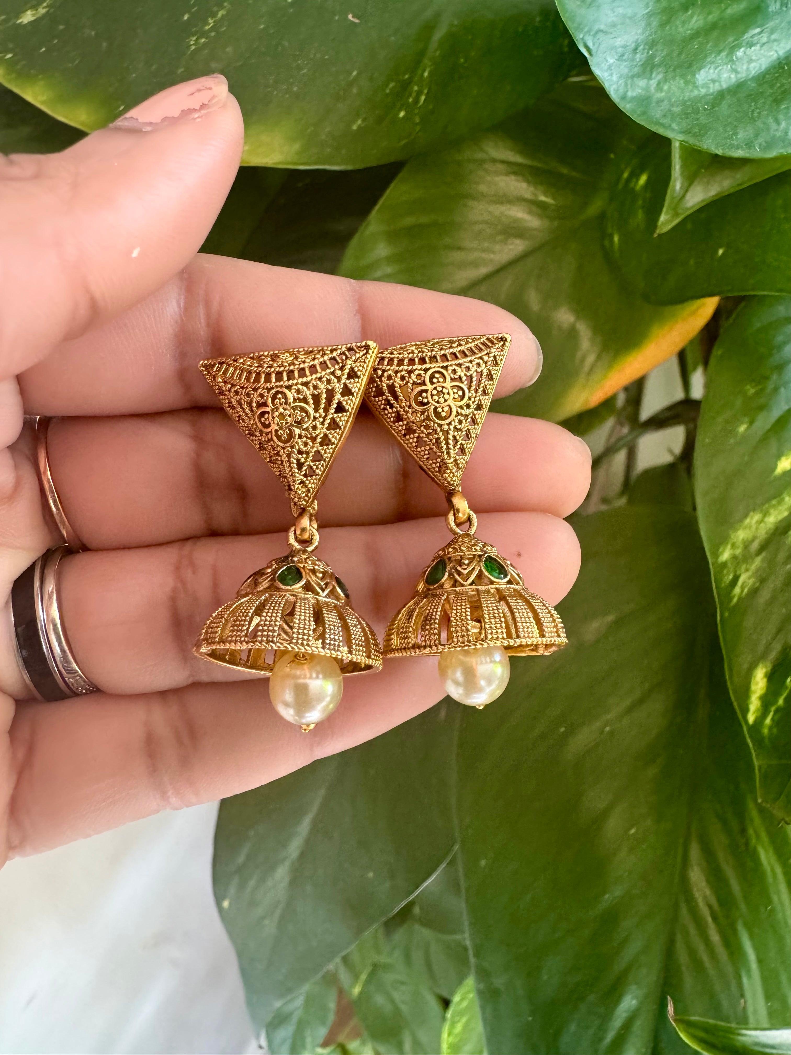 Priyanka Circle-Triangle Neckpiece With Earrings (Green)- ANP10818